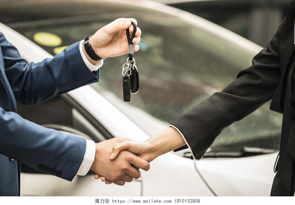 汽车销售员与顾客握手图片